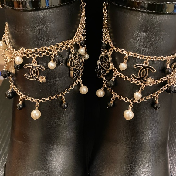 Chanel lambskin & patent calfskin black ankle boot - Picture 9 of 11